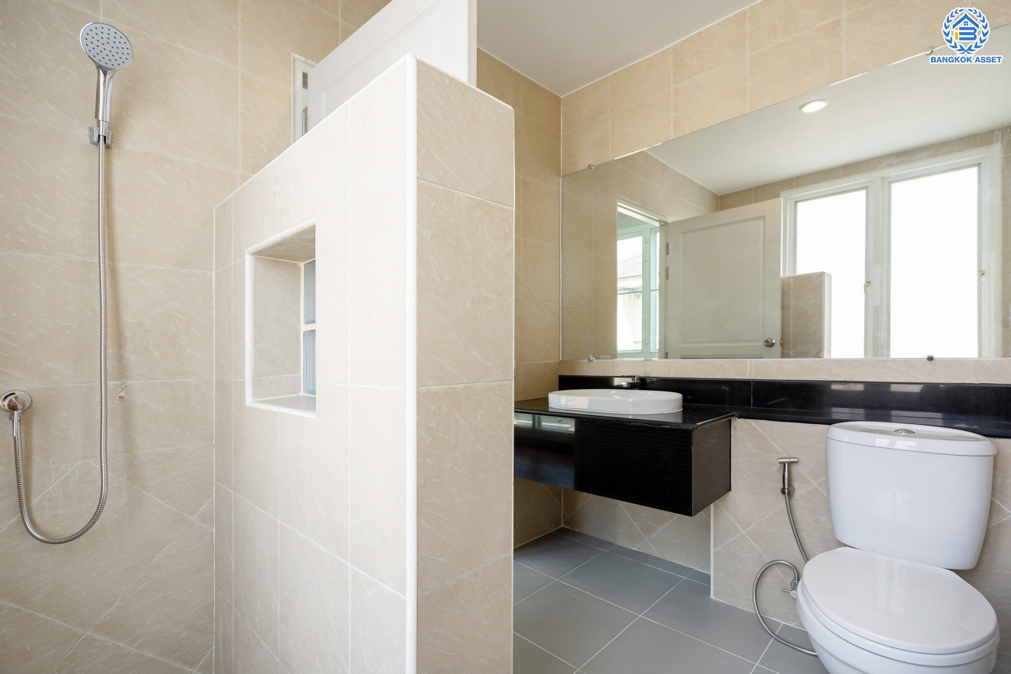 บ้านมือสองตกแต่งใหม่ ม.เดอะพาร์ค ลาดพร้าววังหิน78 ทาวน์โฮม 3 ชั้นครึ่ง เนื้อที่ 16 ตร.ว. ฟังก์ชันจัดเต็ม 3 ห้องนอน (มีห้องน้ำในตัวทุกห้อง) 4 ห้องน้ำ จอดรถได้1 คัน บนทำเลเชื่อมต่อหลายเส้นทาง ใกล้เซ็นทรัลลาดพร้าว เมเจอร์รัชโยธิน ม.ราชภัฏจันทรเกษม ทางด่วน "ฉลองรัช" และรถไฟฟ้าสายสีเขียว "สถานีเสนานิคม"